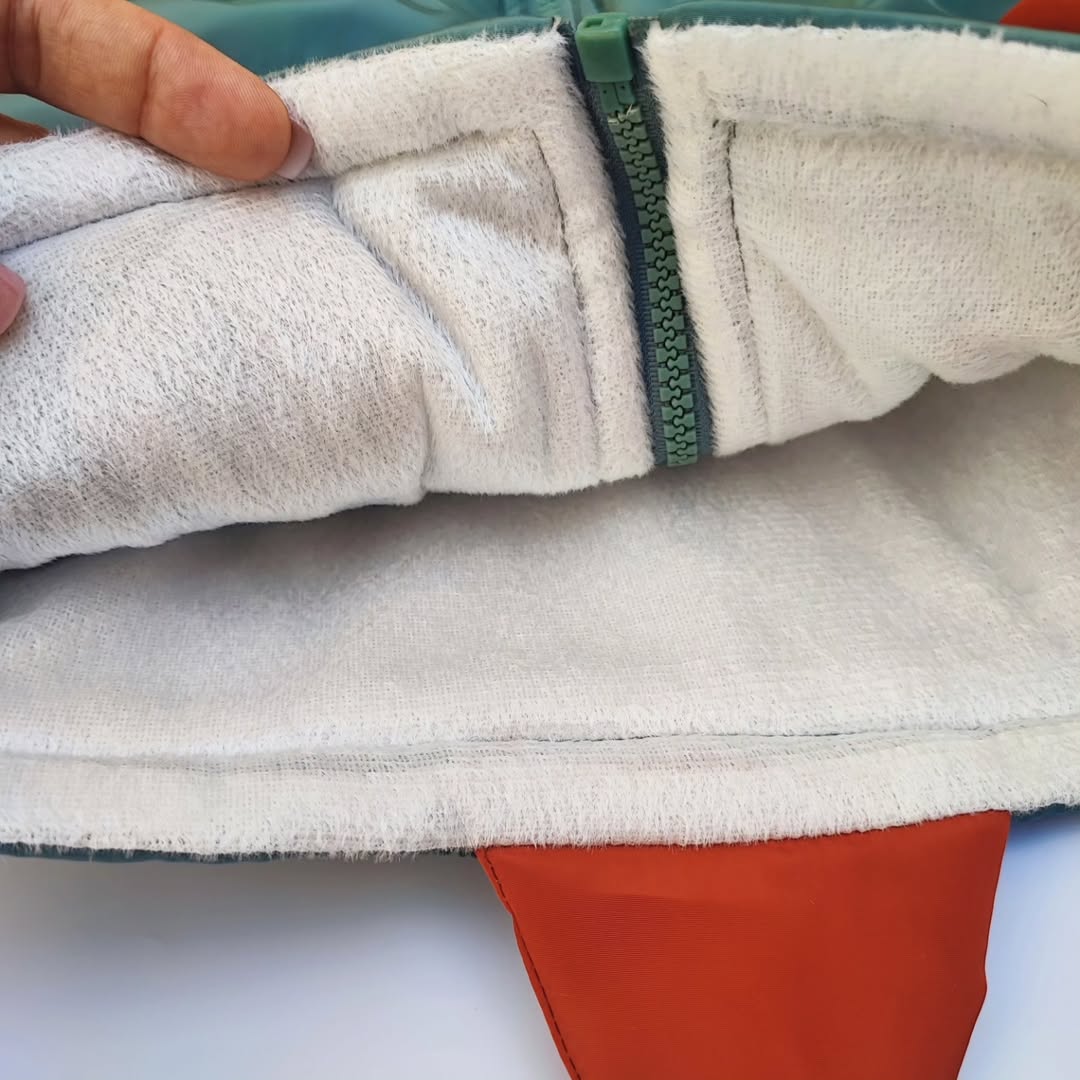 پافر دایناسوری بچه‌گانه سبک و راحت با کاپ‌هودی و شاخ دایناسور