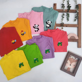 چند بلوز کبریتی بچگانه در رنگهای شاد با طرحهای پاندا، قورباغه وجوجه روی زمینه سفید