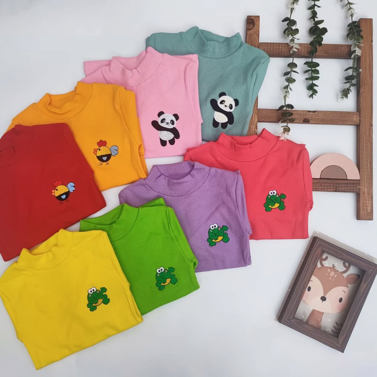 چند بلوز کبریتی بچگانه در رنگهای شاد با طرحهای پاندا، قورباغه وجوجه روی زمینه سفید