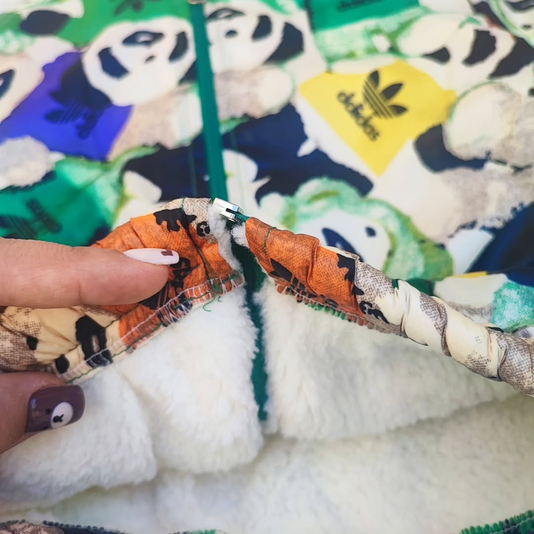 کاپشن بچگانه طرح پاندا با رنگ‌های شاد سبز، زرد، نارنجی و بنفش، دارای آستر خزدار گرم و نرم، زیپ‌دار، مناسب فصل پاییز و بهار، در سایزهای ۴۰ و ۴۵ با قیمت مناسب."