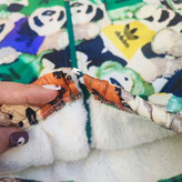 کاپشن بچگانه طرح پاندا با رنگهای شاد سبز، زرد، نارنجی و بنفش، دارای آستر خزدار گرم و نرم، زیپدار، مناسب فصل پاییز و بهار، در سایزهای ۴۰ و ۴۵ با قیمت مناسب."