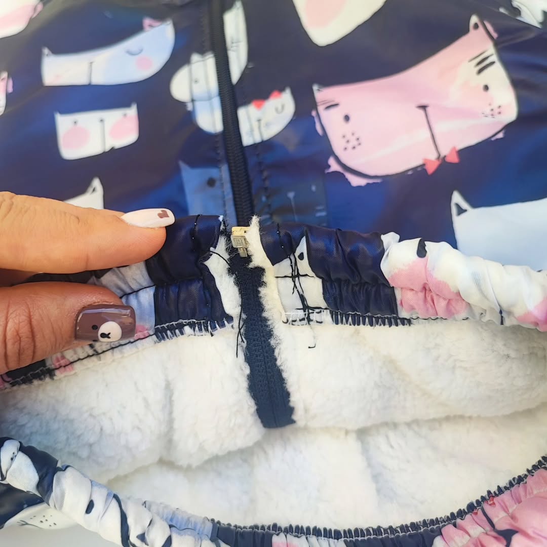 سویشرت گرم دخترانه با خز سفید و چاپ گربه‌های بامزه روی زمینه‌ی آبی