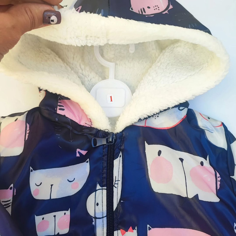 سویشرت خزدار دخترونه با طرح گربههای شیطون برای روزهای سرد پاییز