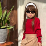 دختر بچه با شومیز قرمز