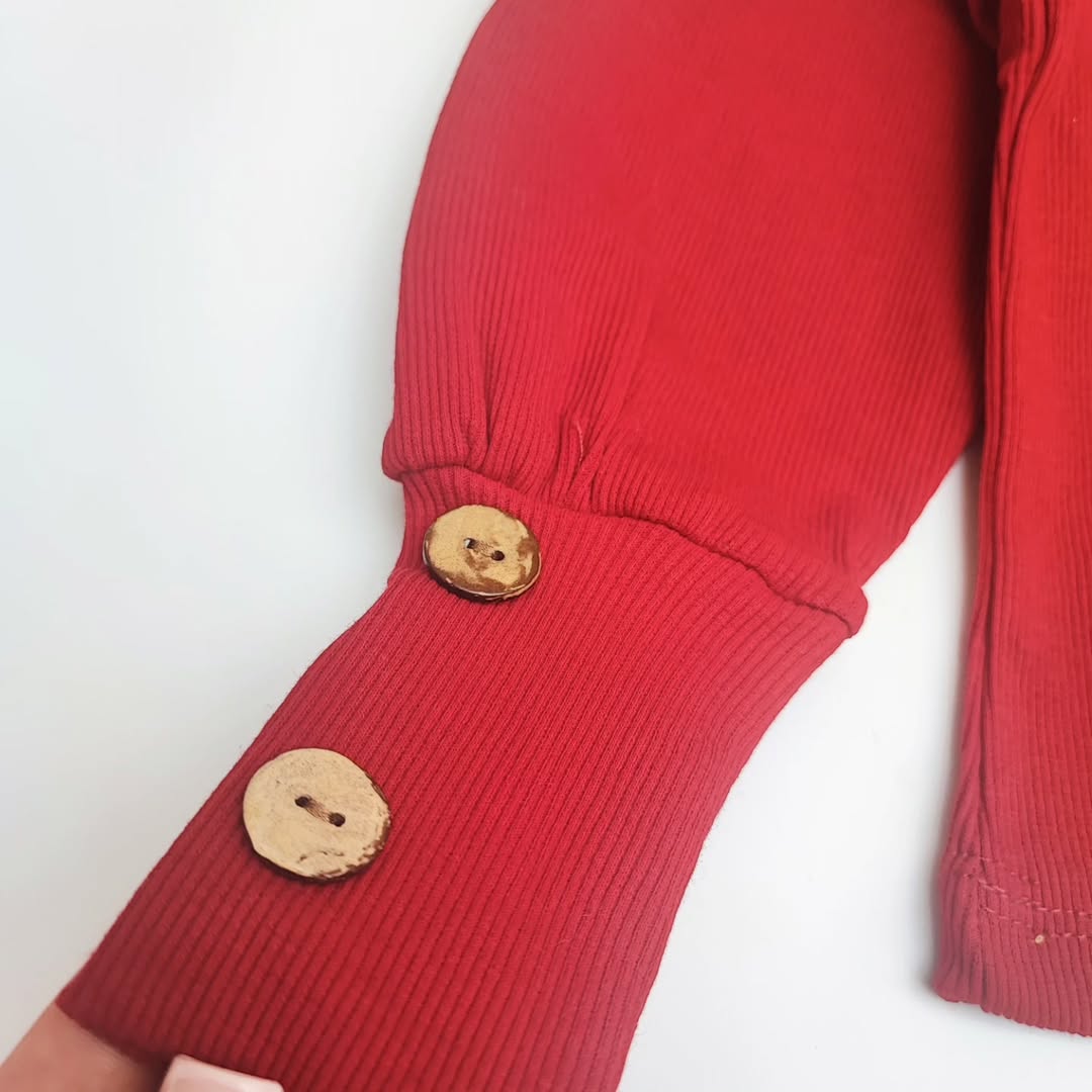 دختر بچه با شومیز قرمز