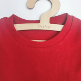 دختر بچه با شومیز قرمز