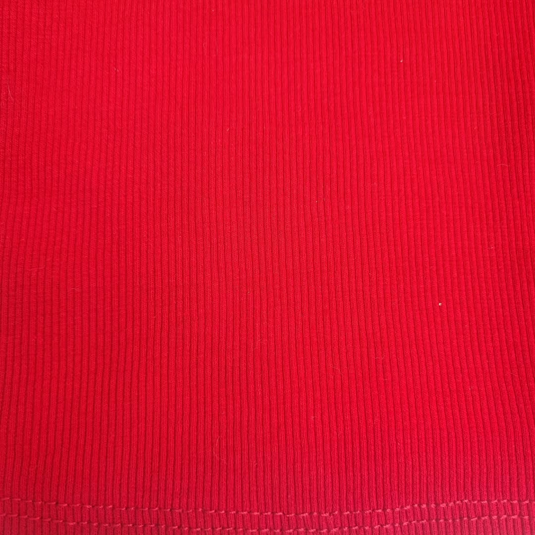 دختر بچه با شومیز قرمز