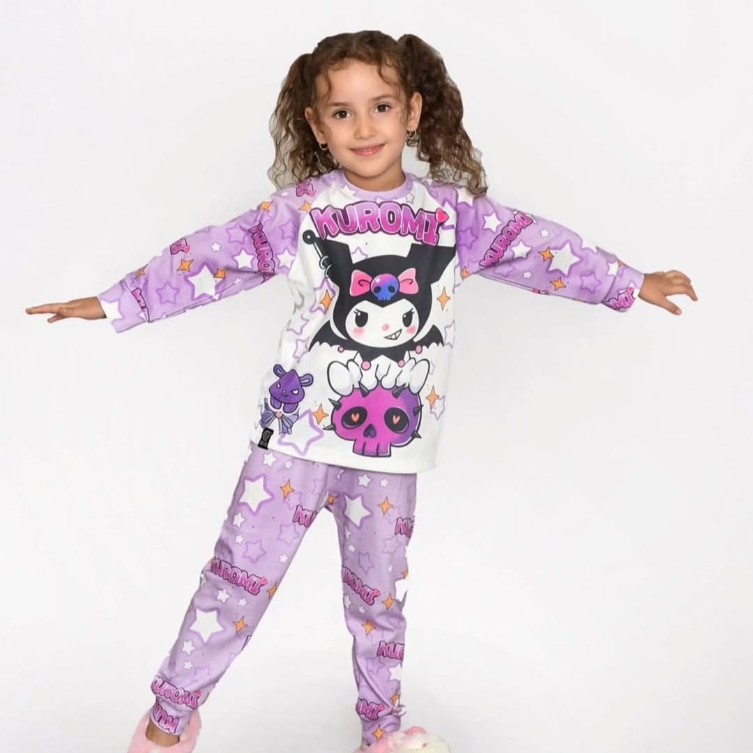 دختر زیبا با بلوز شلوار کرومی